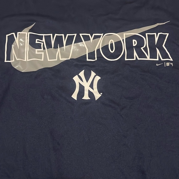 ⚾️ NWT New York Yankees Nike Swoosh shirt size Large - Picture 2 of 5